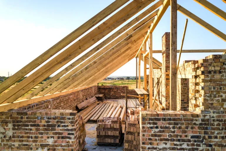 Jak wysoko murować ścianki działowe na poddaszu? Sprawdzamy!